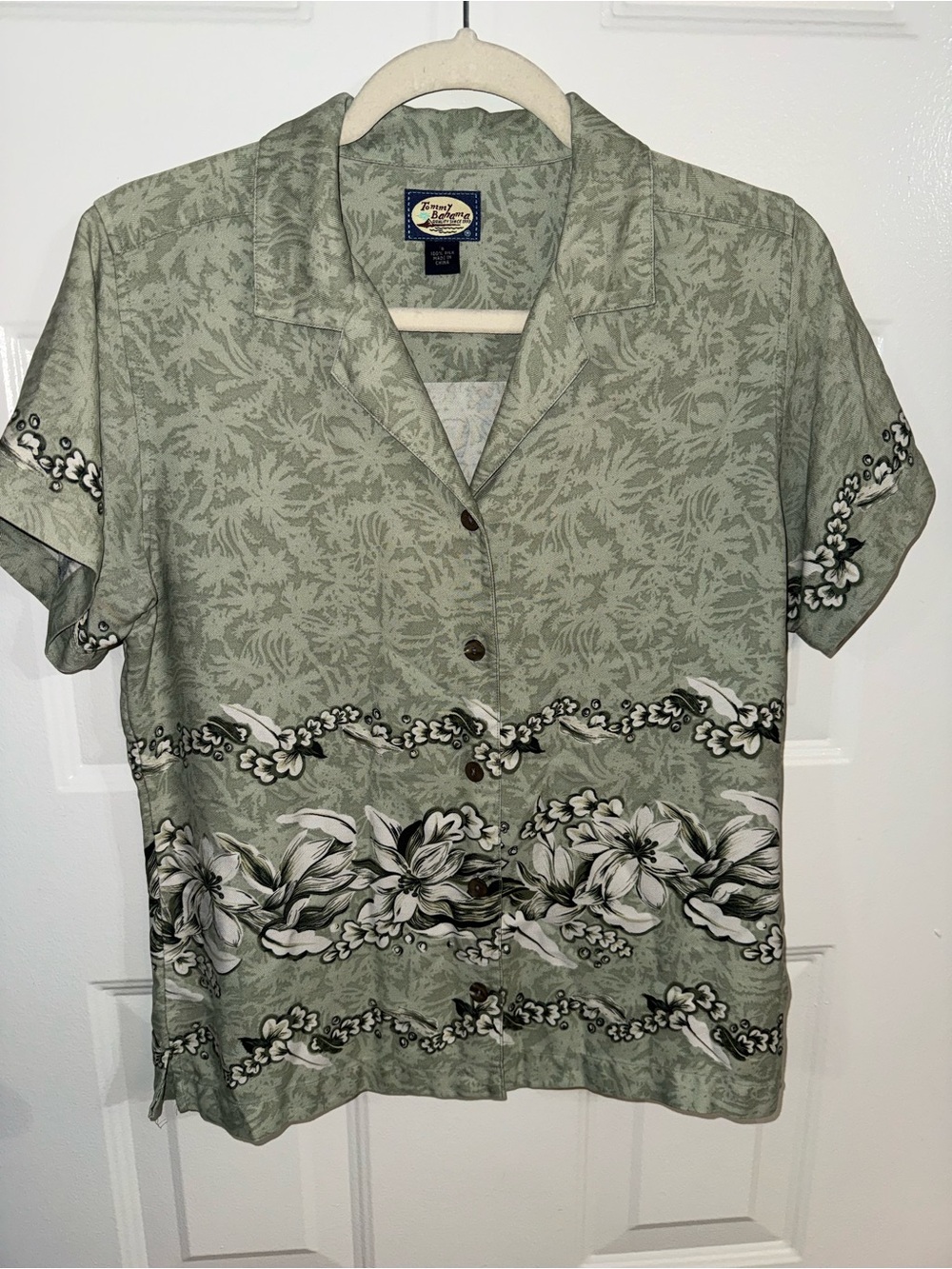 Tommy Bahama Womens S 100% Silk Hawaiian Shirt Floral Sage Green Button Up